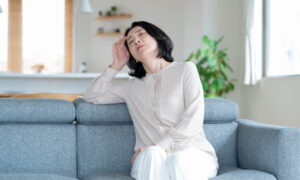 更年期障害でめまいの女性