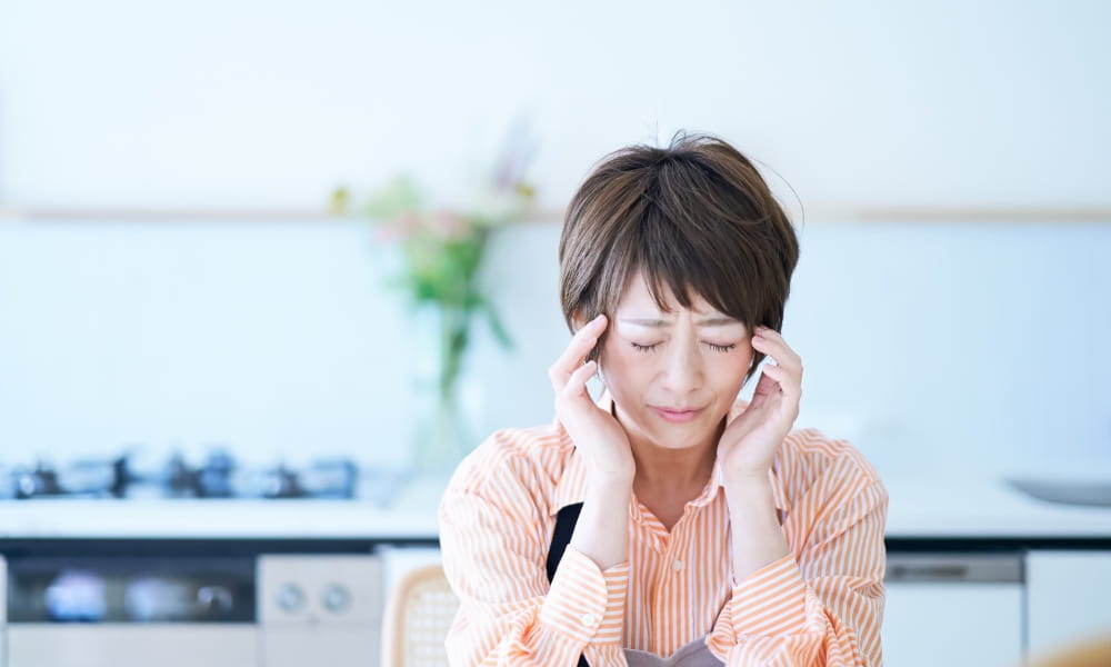 更年期障害の頭痛の女性