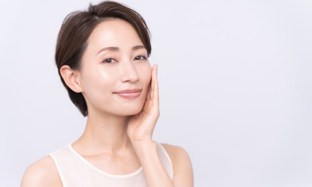 美容鍼で綺麗な顔になった女性