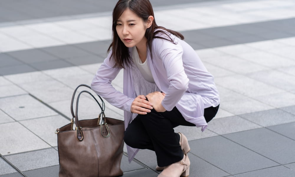 膝が痛いの女性